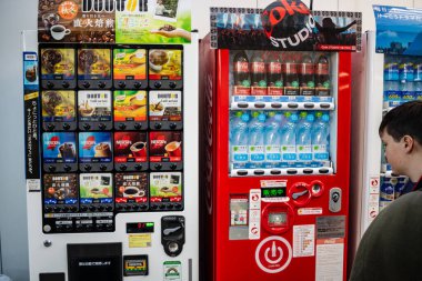Tokyo, Japonya, 26 Ekim 2023: Otomatlarda İnsan İzleme Seçimi