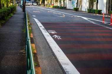 Tokyo, Japonya, 26 Ekim 2023: Sakin bir caddede bisiklet yolu