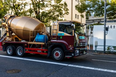 Tokyo, Japonya, 26 Ekim 2023: Çimento karıştırıcı kamyon şehir merkezinde hareket halinde