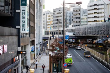 Tokyo, Japonya, 26 Ekim 2023: Tokyo 'da bir üstgeçidin altındaki inşaat alanı