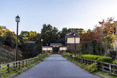 Tokyo, Japonya, 26 Ekim 2023: Peaceful Park 'a Geleneksel Kapı Girişi