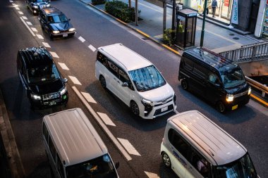 Tokyo, Japonya, 26 Ekim 2023: Yoğun bir Tokyo caddesinde genel bir perspektiften trafik