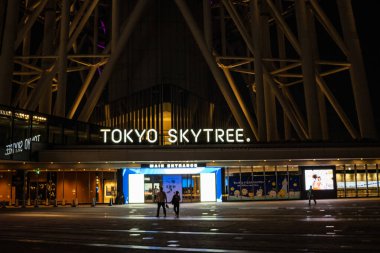 Tokyo, Japonya, 26 Ekim 2023: Geceleri yayalarla Tokyo Skytree 'nin girişi