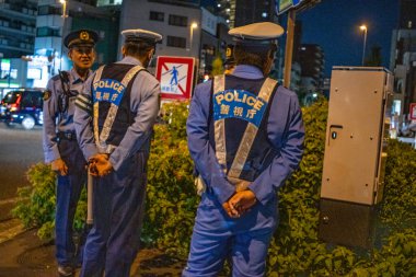 Tokyo, Japonya, 26 Ekim 2023: Japon Polis Memurları Gece Yolda Duruyor