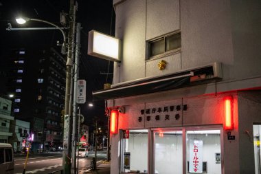 Tokyo, Japonya, 26 Ekim 2023: Geceleri bir Japon restoranının dışı kırmızı fenerlerle dolu