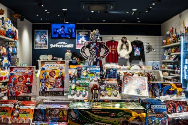 Tokyo, Japonya, 26 Ekim 2023: Oyuncak ve koleksiyon dükkanları