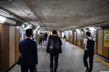 Tokyo, Japonya, 26 Ekim 2023: Tokyo 'da banliyölerle yer altı yaya geçidi