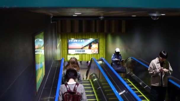 Tokyo Novembre 2023 Pendolari Una Scala Mobile Una Stazione Della — Video Stock