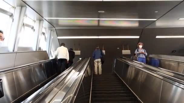 Τόκιο Ιαπωνία Νοεμβρίου 2023 Άνθρωποι Ανεβαίνουν Κυλιόμενες Σκάλες Σύγχρονο Κτίριο — Αρχείο Βίντεο