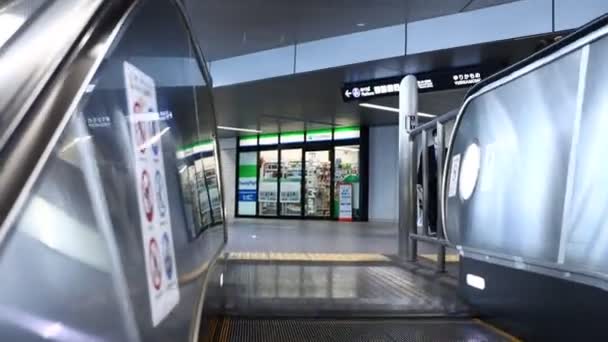 Tokyo Japan November 2023 Passagerare Som Lämnar Yurikamome Line Vid — Stockvideo