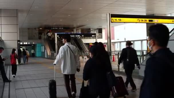 Tokio Japan November 2023 Reisende Und Pendler Terminal Eines Bahnhofs — Stockvideo