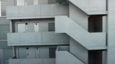 Tokyo, Japonya, 22 Kasım 2023: Modern binalar ve trafik ile kentsel sokak sahnesi