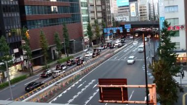 Tokyo, Japonya, 22 Kasım 2023: Alacakaranlıkta trafik ve şehir binaları olan şehir yolu