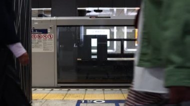 Tokyo, Japonya, 22 Kasım 2023: Metro peron kapıları ve bir yolcu