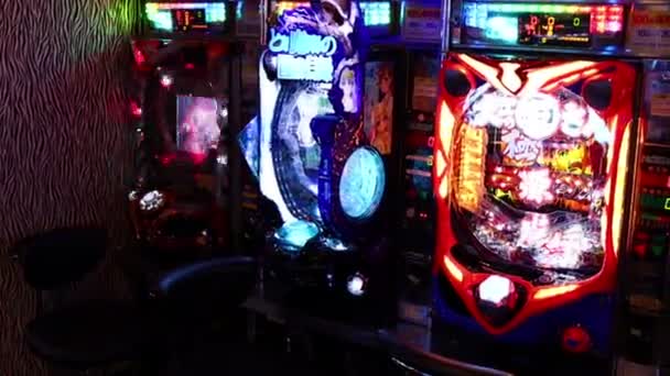 11月22日 日本东京 在铁托车站的一个游戏拱廊中 有五彩缤纷的帕金科机器 — 图库视频影像