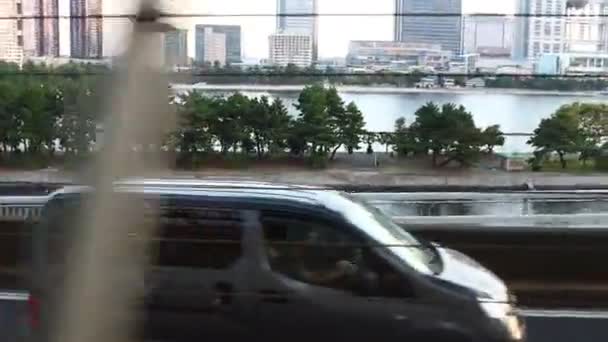 Tokio Japonia Listopada 2023 Widok Miasta Drzewami Przejeżdżającym Pojazdem Moście — Wideo stockowe