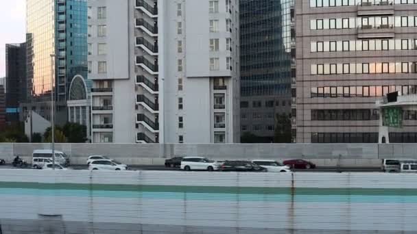 Tokyo Japan November 2023 Stadssnelweg Met Verkeer Diverse Stedelijke Architectuur — Stockvideo
