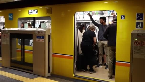 Τόκιο Ιαπωνία Νοεμβρίου 2023 Επιβάτες Επιβιβαζόμενοι Τρένο Μετρό Κίτρινη Γραμμή — Αρχείο Βίντεο