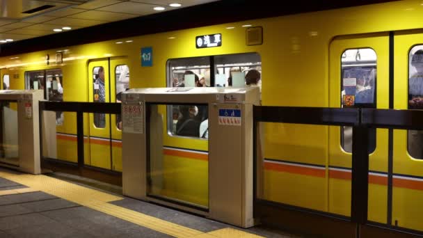 Tokio Japonia Listopada 2023 Zamykanie Drzwi Żółtego Pociągu Metra Odjeżdżającego — Wideo stockowe