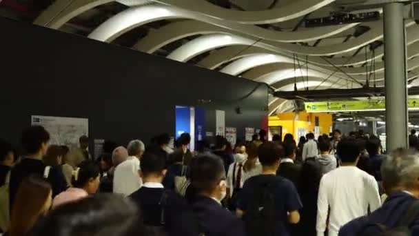 Tokio Japan November 2023 Überfüllter Bahn Korridor Mit Pendlern Berufsverkehr — Stockvideo