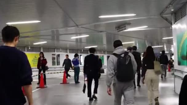 Токіо Японія Листопада 2023 Року Комп Ютери Йдуть Через Тунель — стокове відео