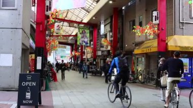 Tokyo, Japonya, 22 Kasım 2023: Tokyo 'nun süslü alışveriş caddesinde bisikletçi ve yayalar
