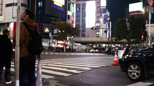 Tokio Japan November 2023 Mann Wartet Nachts Einer Belebten Straßenecke — Stockvideo