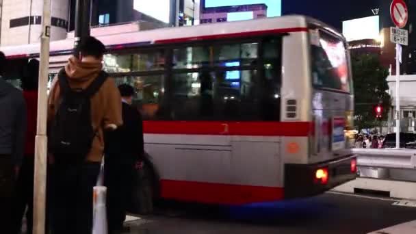 Tóquio Japão Novembro 2023 Homem Esperando Noite Uma Movimentada Esquina — Vídeo de Stock
