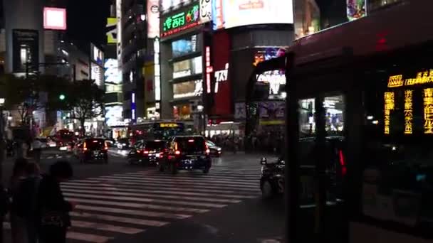 2023年11月22日 日本东京 拥挤的人行横道 夜间背靠霓虹灯广告牌 — 图库视频影像