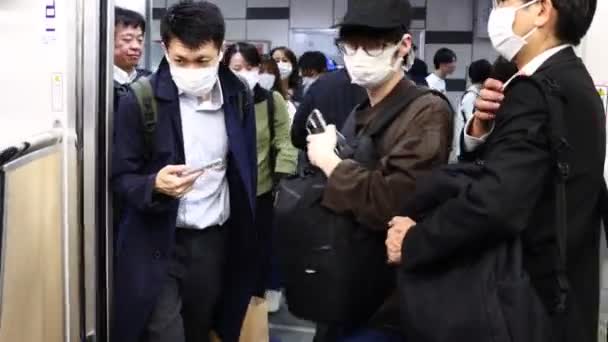 2023년 11월 22일 도쿄에서 열차를 탑승하는 통근자 — 비디오
