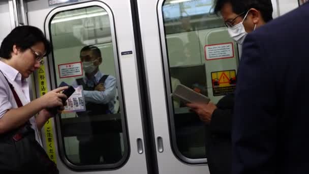 Tokio Japonsko Listopadu 2023 Mladík Používající Smartphone Nástupišti — Stock video