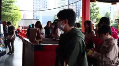 Tokyo, Japonya, 22 Kasım 2023: Bir tapınaktaki Shinto ayinine katılan ziyaretçiler