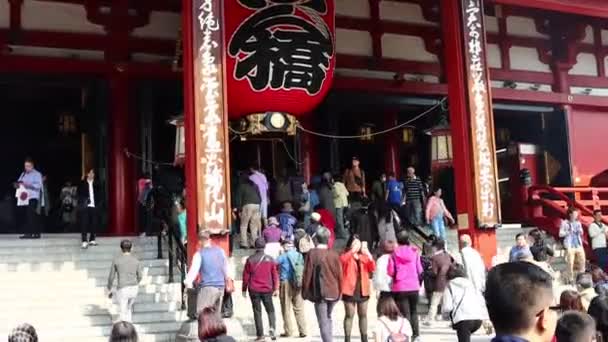 Tokio Japan November 2023 Gemaskerde Bezoekers Beklimmen Trap Bij Ingang — Stockvideo