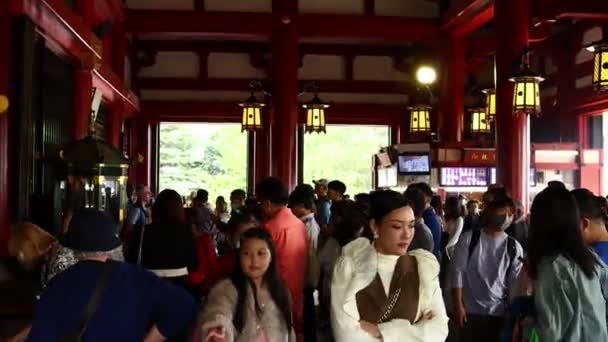 Tokio Japonsko Listopadu 2023 Dav Uctívačů Uvnitř Rušného Interiéru Chrámu — Stock video