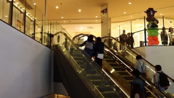 Tóquio Japão Novembro 2023 Compras Usando Escadas Rolantes Moderno Shopping — Vídeo de Stock