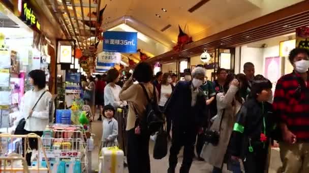 Tokio Japonsko Listopadu 2023 Nakupující Procházejí Rušnou Nákupní Pasáží Plnou — Stock video