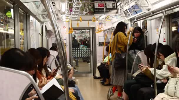 Токіо Японія Листопада 2023 Року Комп Ютери Поїзді Токіо Поглинули — стокове відео