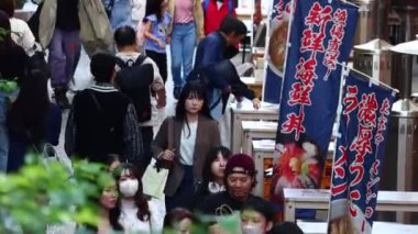 Tokyo, Japonya, 22 Kasım 2023: Geleneksel pankartlı kalabalık pazar