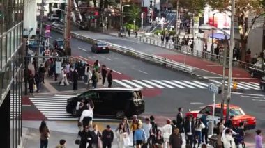 Tokyo, Japonya, 22 Kasım 2023: Tokyo kavşağında şehir trafiği ve yayalar