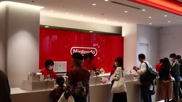 Tokio Japón Noviembre 2023 Clientes Mostrador Nintendo — Vídeo de stock