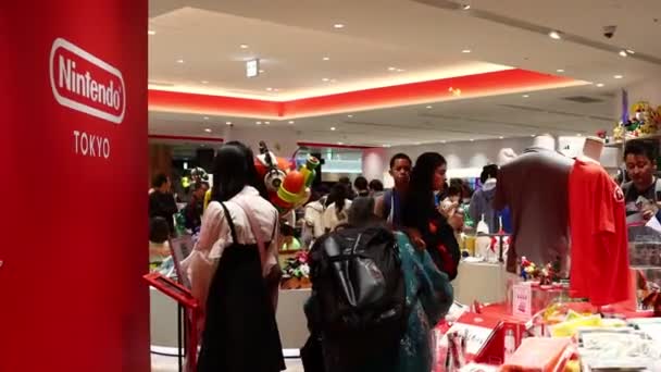 2023年11月22日 日本东京 购物者在任天堂商店浏览 — 图库视频影像