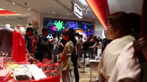 Tokyo Japonya Kasım 2023 Nintendo Mağazası Içinde Ticari Sergilenen Kalabalık — Stok video