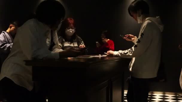 2023年11月22日 日本东京 在灯光昏暗的吸烟区的个人 — 图库视频影像
