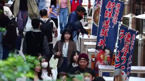 Tokio Japan November 2023 Overvolle Markt Met Traditionele Banners — Stockvideo