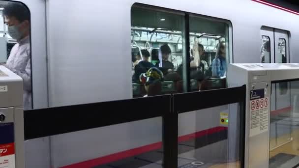 Tokio Japan November 2023 Fahrgast Zug Bahnsteig — Stockvideo