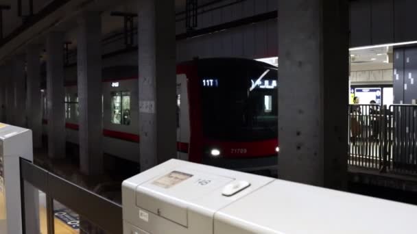 Tokyo Japonya Kasım 2023 Tren Bekleyen Yolcularla Istasyona Varıyor — Stok video