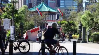 Tokyo, Japonya, 22 Kasım 2023: Tokyo 'da ziyaretçilerle geleneksel Japon türbesi girişi