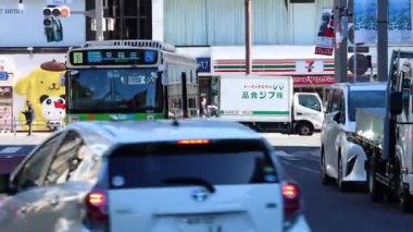 Tokyo, Japonya, 22 Kasım 2023: Tokyo sokaklarında halk otobüsü