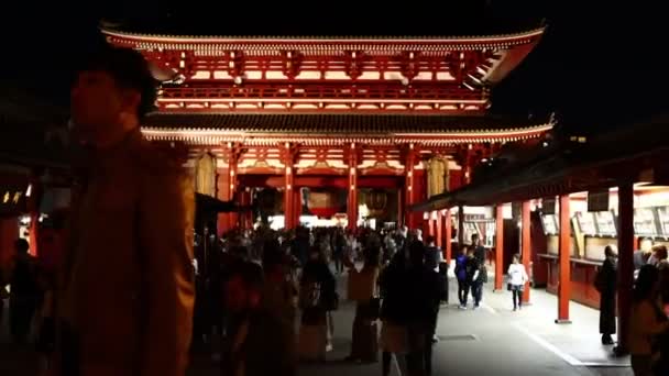 Tokio Japonia Listopada 2023 Oświetlona Tradycyjna Brama Nocy Pieszymi — Wideo stockowe