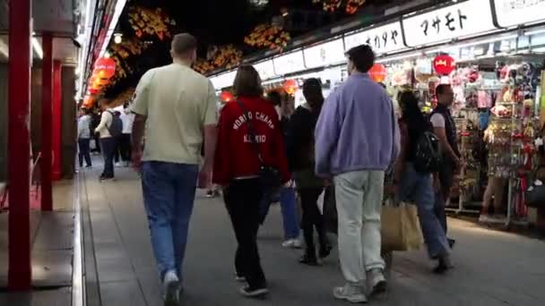 Tokyo Japan November 2023 Butiker Går Genom Asakusas Shoppinggata Nakamise — Stockvideo